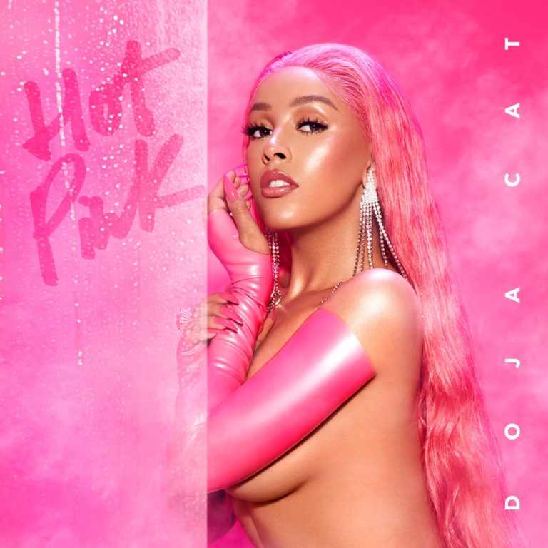 Doja Cat mit pinkem Haar und Outfit vor pinkem Hintergrund auf dem Cover von Hot Pink.