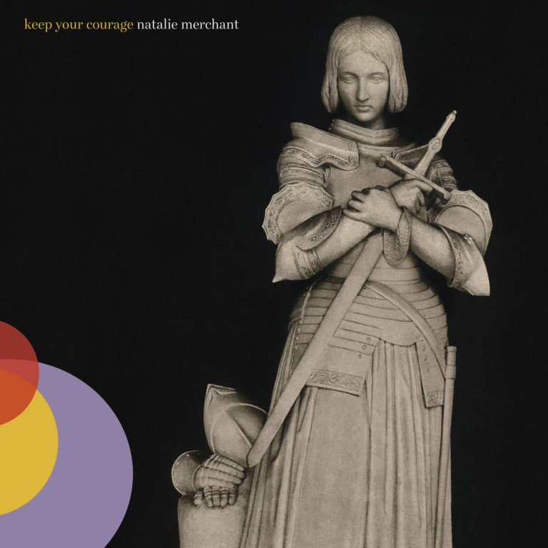 Albumcover von "Keep Your Courage" von Natalie Merchant, zeigt eine mittelalterlich gekleidete Statue mit Schwert vor schwarzem Hintergrund.