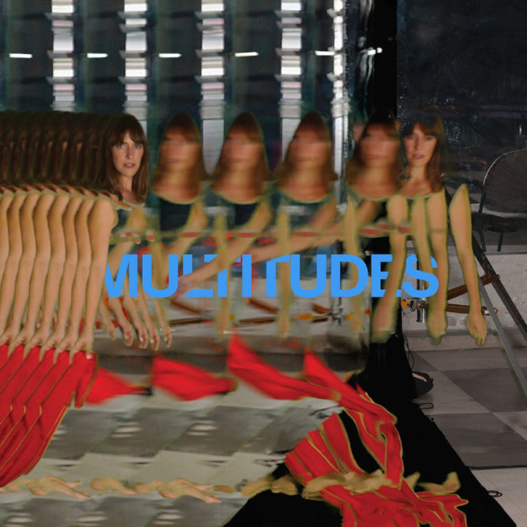 Albumcover von "Multitudes" von Feist mit surrealem, verzerrtem Porträt in vielfacher Spiegelung, darüber der Titel in blauer Schrift.
