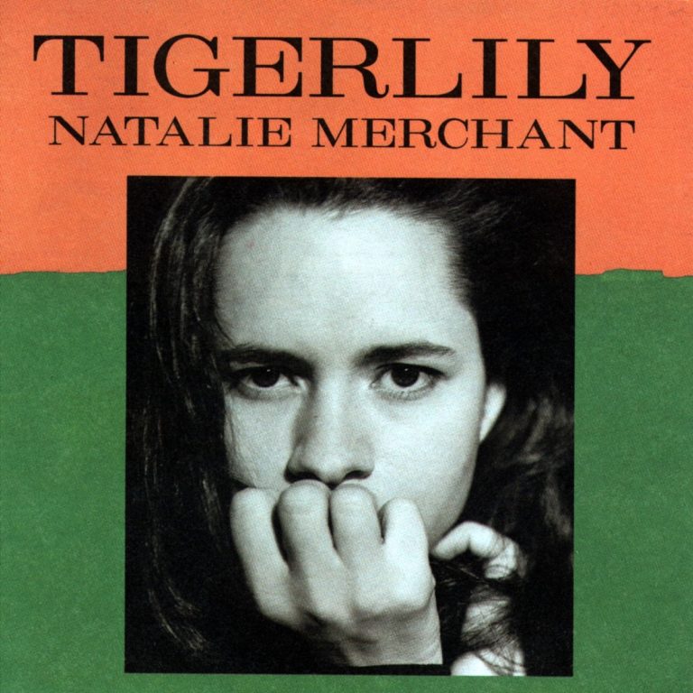 Porträt von Natalie Merchant mit nachdenklichem Blick auf zweifarbigem Hintergrund.