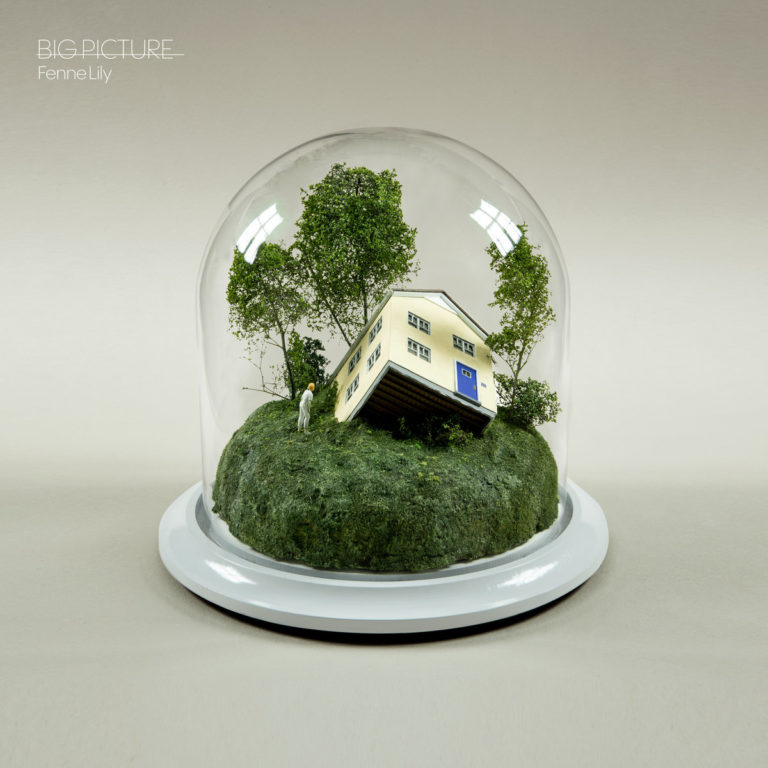 Albumcover „Big Picture“ von Fenne Lily zeigt ein Miniaturhaus auf Hügel mit Figur unter Glashaube – Symbol für intime Reflexion und Fragilität.