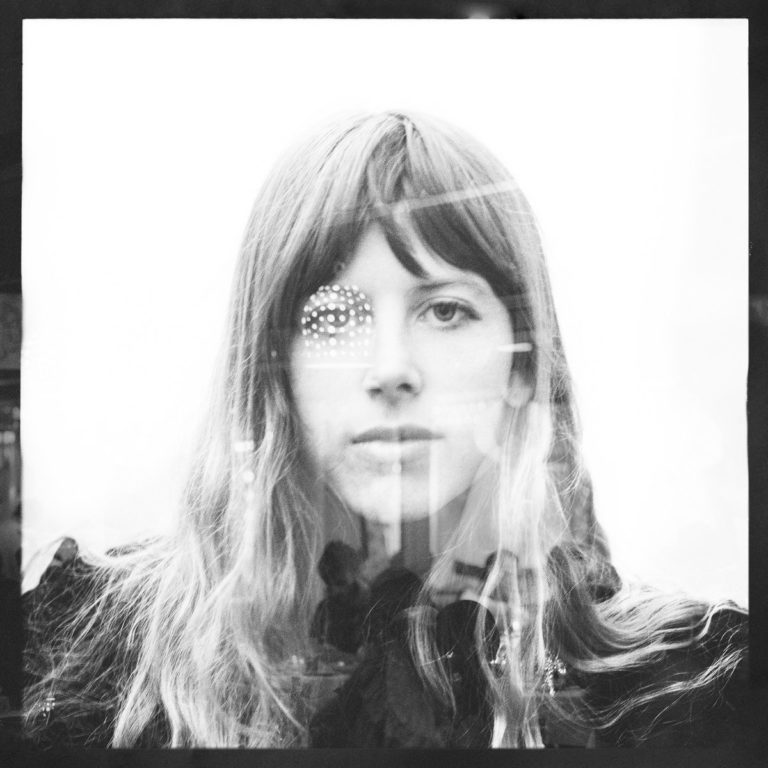 Schwarz-weißes Porträt von Lael Neale mit Überblendung aus Fensterspiegelung, Cover des Albums „Star Eaters Delight“, minimalistisch und entrückt.