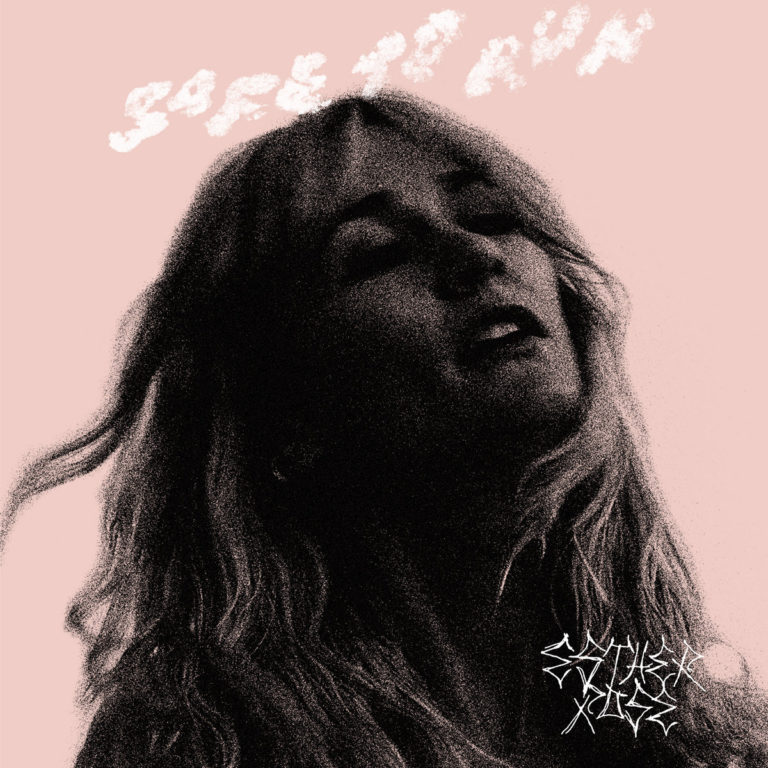 Künstlerisches Albumcover von „Safe to Run“ mit retro-gefiltertem Porträt von Esther Rose vor rosa Hintergrund, Schriftzüge in Weiß.