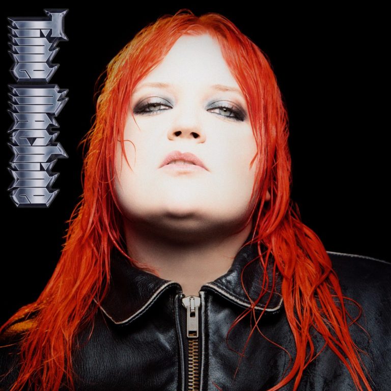 Porträt der Künstlerin ALMA mit feuerroten Haaren und Lederjacke, Albumcover von „Time Machine“, frontal mit starkem Blick in die Kamera.