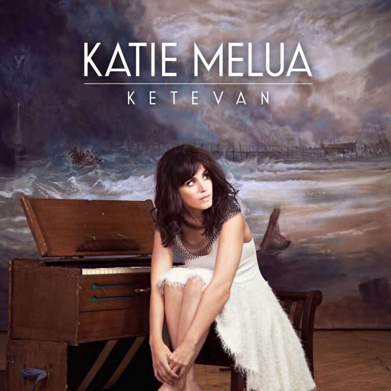Katie Melua sitzt nachdenklich vor einem Klavier, im Hintergrund ein stürmisches Meeresbild.