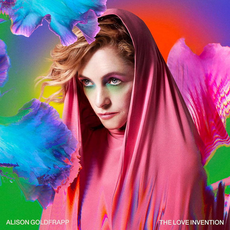 Albumcover zu „The Love Invention“ von Alison Goldfrapp mit der Künstlerin in pinkem Umhang vor psychedelischem, farbenfrohem Hintergrund.