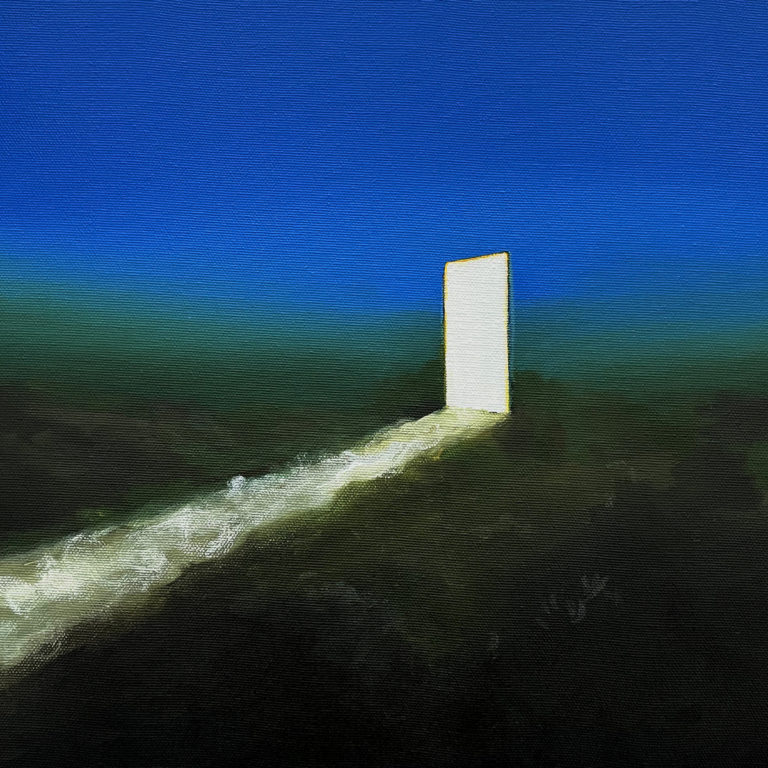 Gemälde eines weißen, leuchtenden Türrahmens inmitten dunkler Landschaft unter klarem, blauen Himmel – Cover von Cloths „Secret Measure“.