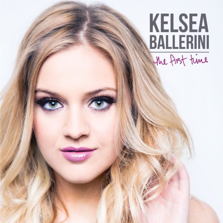 Porträt von Kelsea Ballerini mit blondem Haar und hellem Hintergrund.