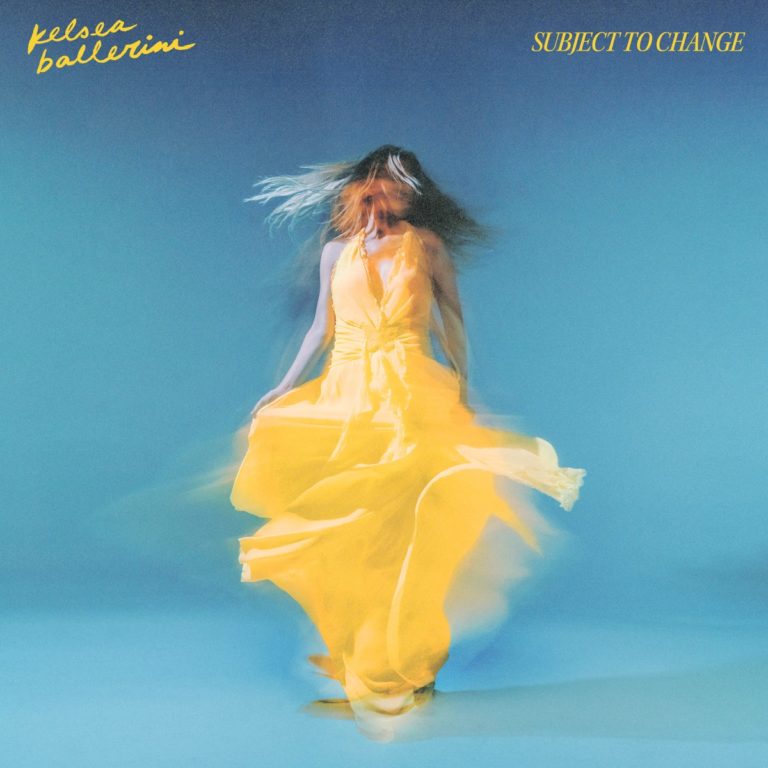 Kelsea Ballerini in einem leuchtend gelben Kleid, verschwommen in Bewegung vor einem cyanblauen Hintergrund. Das Cover strahlt Leichtigkeit, Wandel und emotionale Offenheit aus – eine moderne Country-Pop-Ästhetik voller Energie und Verletzlichkeit.