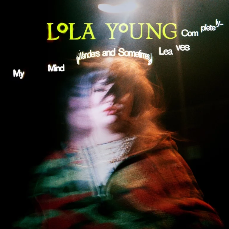 Cover von My Mind Wanders and Sometimes Leaves Completely von Lola Young: Bewegungsunschärfe eines Gesichts, schwebender Text auf dunklem Hintergrund.