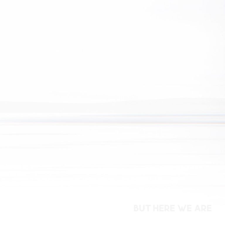 Weiß überflutetes, minimalistisches Cover von „But Here We Are“ mit kaum sichtbarem Text unten rechts – ein stilles Statement der Foo Fighters.