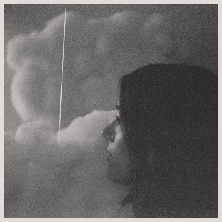 Cover des Albums Romantic Piano von Gia Margaret: Schwarzweißfoto mit weiblichem Profil, Wolken und Kondensstreifen – zart, traumhaft und melancholisch.
