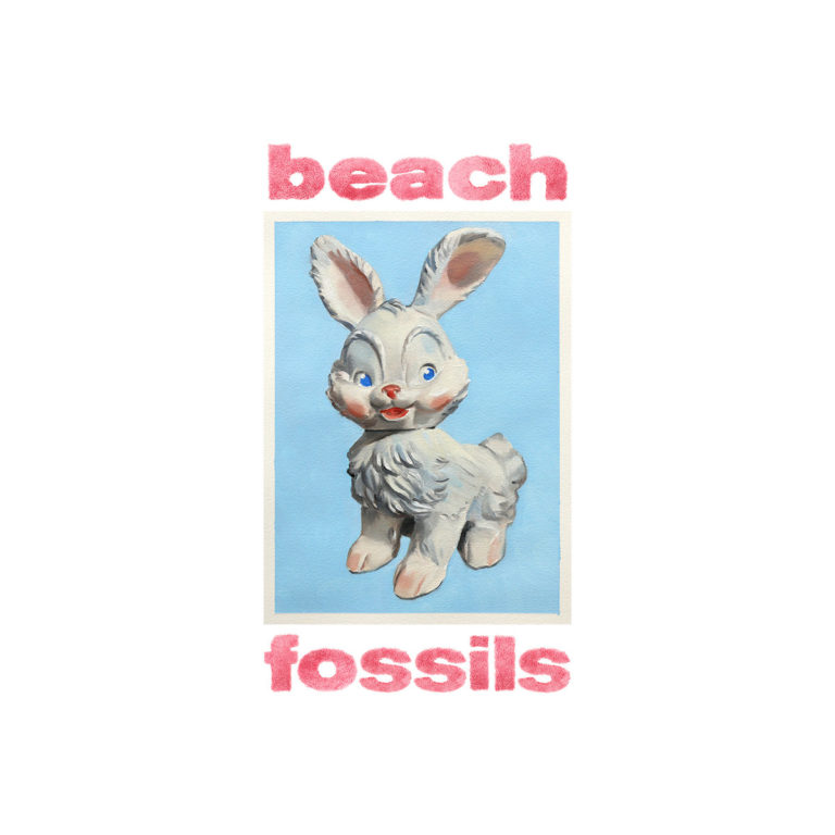 Cover des Albums Bunny von Beach Fossils: Ein gemalter, nostalgisch wirkender Spielzeughase vor hellblauem Hintergrund mit rosa Schriftzug.