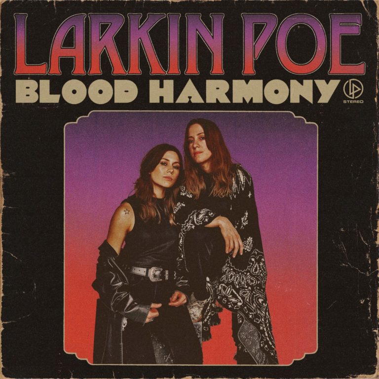 Vintage-inspiriertes Cover mit den Schwestern von Larkin Poe in dunkler Kleidung vor einem Farbverlauf-Hintergrund – stilisiert, rockig, retro-modern.