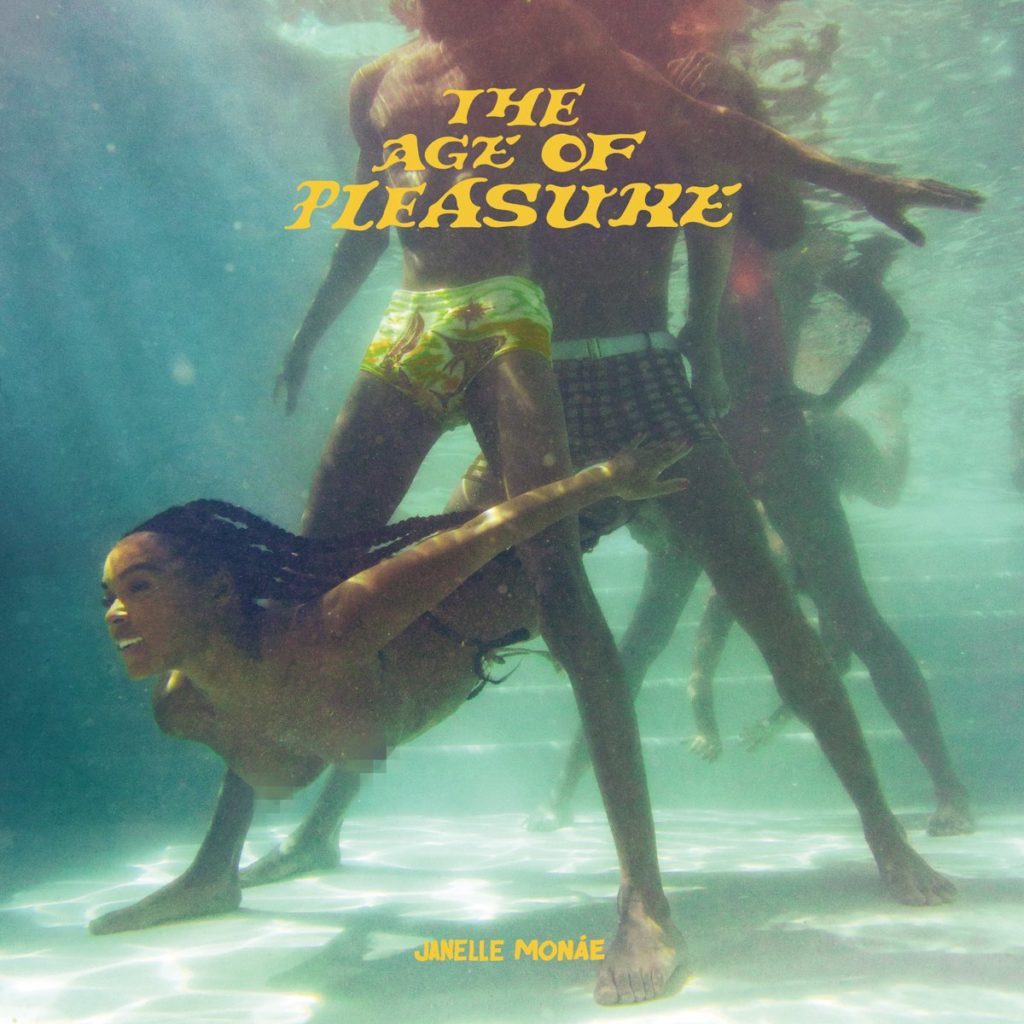 Cover von „The Age of Pleasure“ von Janelle Monáe – Unterwasserszene mit tanzenden Körpern, im Vordergrund Monáe lachend und tauchend, in sommerlich-freiem Setting.