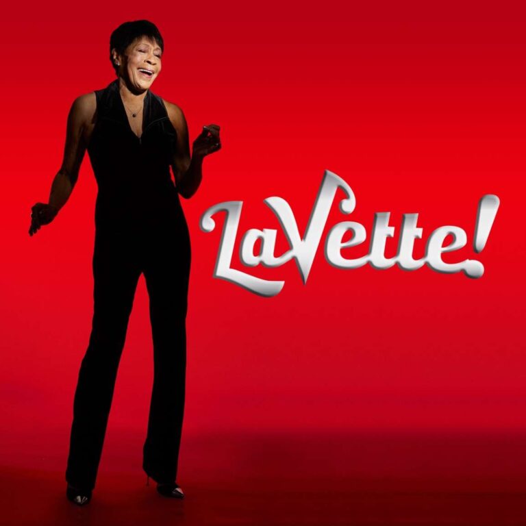 Cover von „LaVette!“: Bettye LaVette in schwarzem Outfit vor rotem Hintergrund, singend und lächelnd, mit großem Retro-Schriftzug ihres Namens.