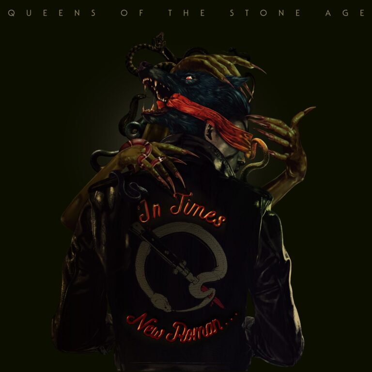Cover von „In Times New Roman…“: Eine stilisierte Figur im Lederoutfit mit Wolfskopf und dämonischen Händen auf dunklem Grund, der Rücken ziert ein Bandlogo.