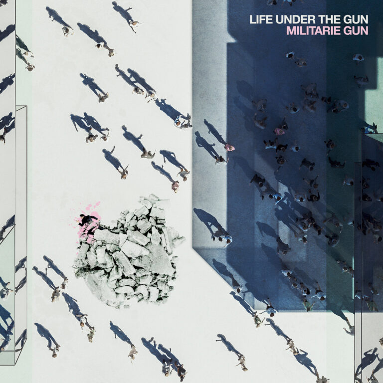 Albumcover zu „Life Under the Gun“ von Militarie Gun: aus der Vogelperspektive zeigen sich Menschenmengen im Licht und Schatten, mit Schutthaufen in der Mitte.