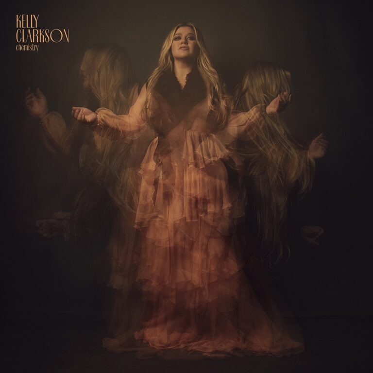 Kelly Clarkson im fließenden Chiffonkleid auf dem Albumcover zu „Chemistry“, mit mehrfach belichtetem Bewegungseffekt vor dunklem Hintergrund.