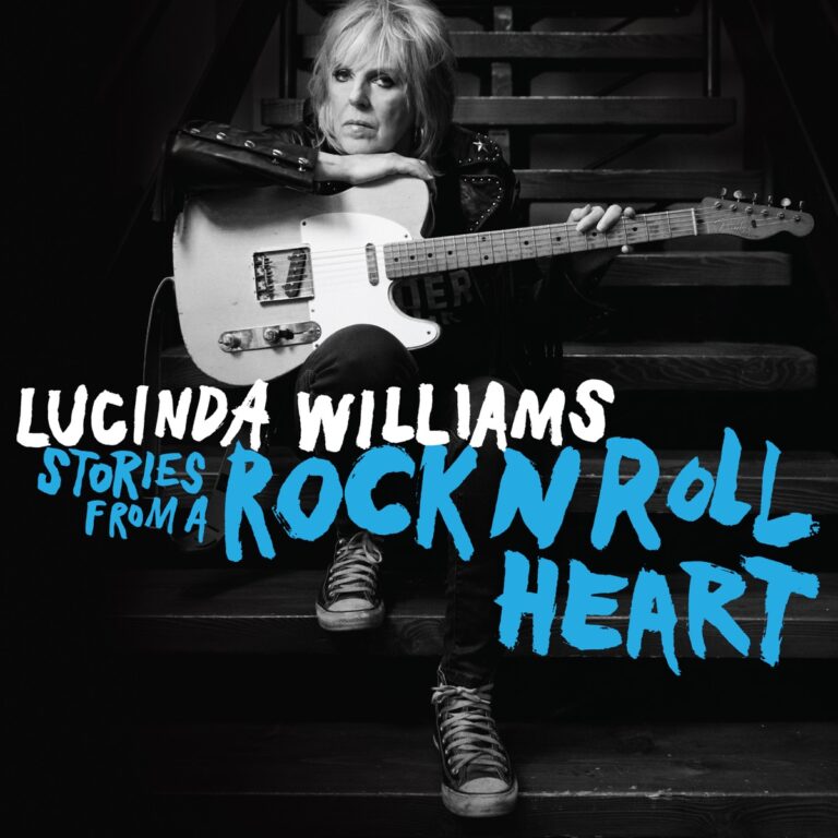 Albumcover von „Stories From a Rock N Roll Heart“ von Lucinda Williams, in Schwarzweiß mit der Künstlerin auf einer Treppe, Gitarre im Arm, rockige Typografie in Blau und Weiß.