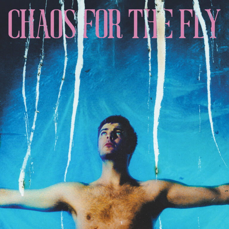 Cover des Albums „Chaos for the Fly“ von Grian Chatten mit halb entblößtem Oberkörper vor blauem Hintergrund, überzogen von weißen Streifen und pinkem Titeltext.