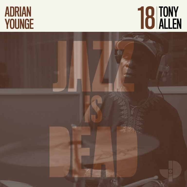 Cover des Albums „Tony Allen JID018“ aus der Serie „Jazz Is Dead“ mit Tony Allen am Schlagzeug, stilisiert und in sepiafarbenem Studio-Setting.