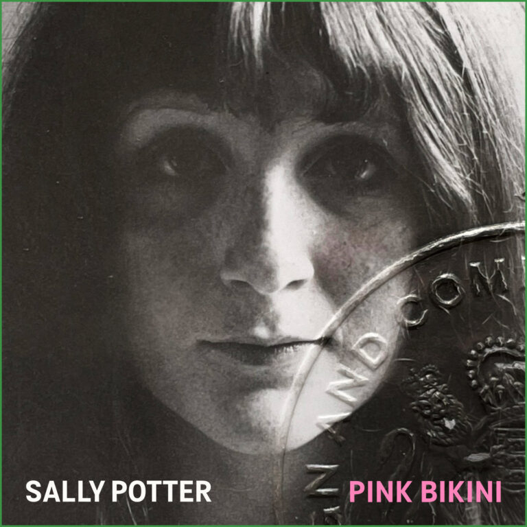 Schwarz-weiß Porträt von Sally Potter mit ernstem Blick, ein Teil einer Münze überlagert das Cover – Titel „Pink Bikini“ in pinker Schrift.