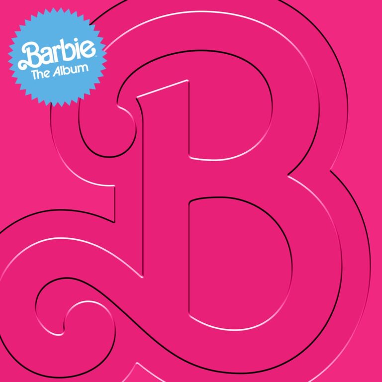 Pinkes Albumcover von „Barbie The Album“ mit großem, stilisiertem „B“ und hellblauer Plakette oben links, Pop-Art-Ästhetik im Mattel-Stil.