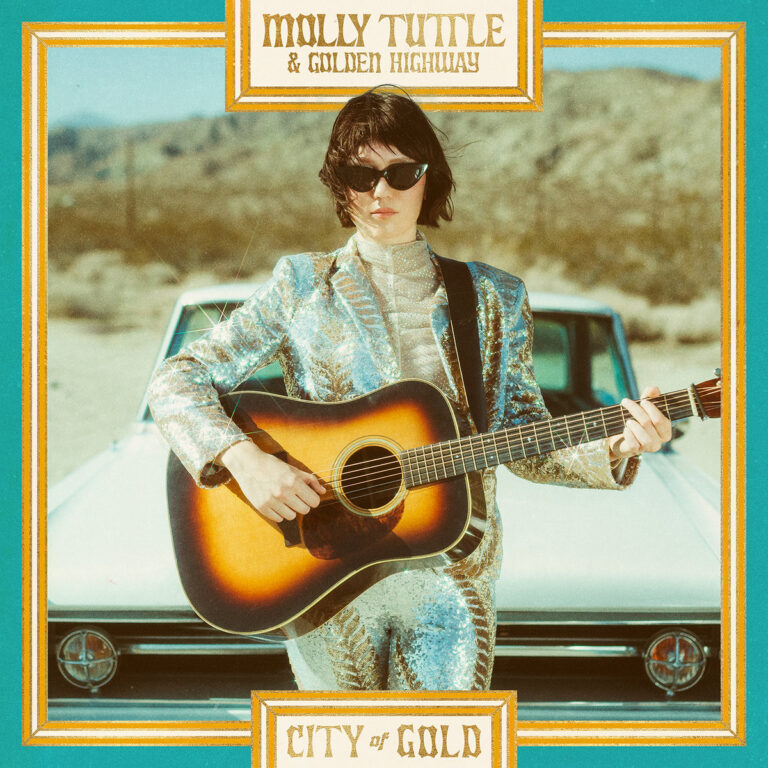 Molly Tuttle im Glitzeranzug mit Gitarre vor weißem Oldtimer in Wüstenlandschaft, Cover des Albums „City of Gold“ mit retroblauem Rahmen.