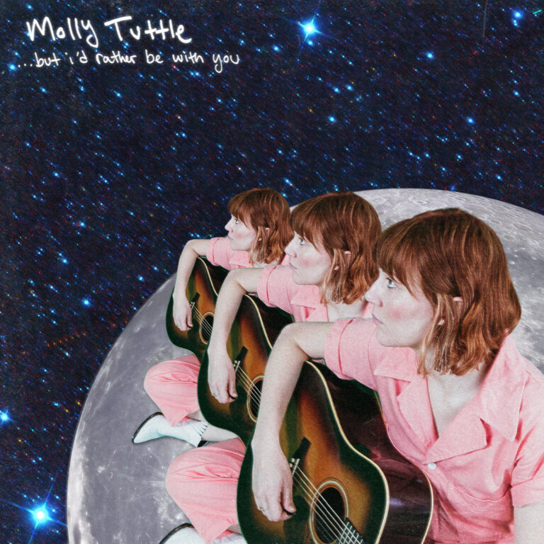 Collageartiges Albumcover mit Molly Tuttle in rosa Outfit und weißem Schuh, mehrfach hintereinander kopiert, sitzend mit Gitarre auf einer Mondoberfläche vor einem funkelnden Sternenhimmel, handschriftlicher Albumtitel oben links.