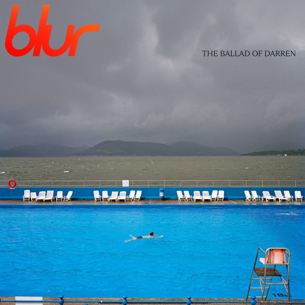 Ein einsamer Schwimmer in einem leeren Freibad bei Sturm, Cover des Blur-Albums "The Ballad of Darren", dramatische Atmosphäre mit dunklen Wolken.