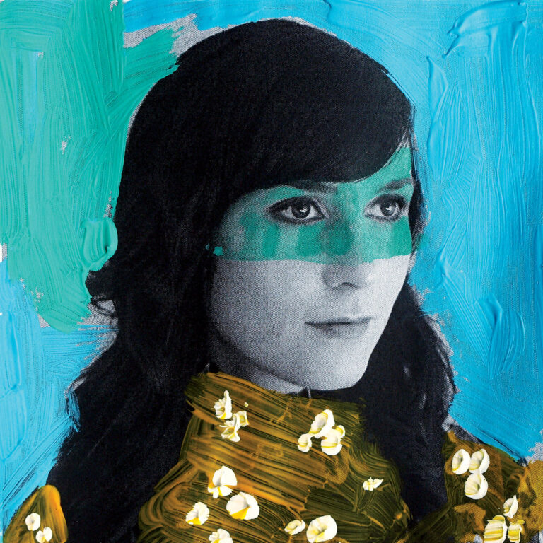 Künstlerisches Porträt einer Frau mit ernstem Blick, schwarz-weiß dargestellt und übermalt mit türkisfarbener Gesichtsmaske und blauer Hintergrundfläche, florale Details auf dem Oberteil.