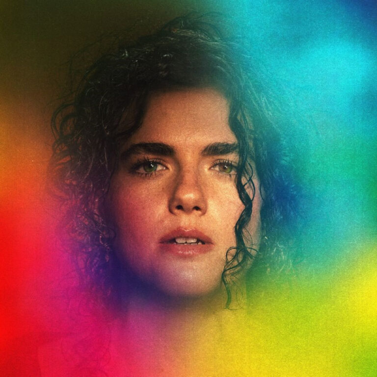 Porträt von Georgia mit nassen Locken, umhüllt von buntem Lichtschleier in Regenbogenfarben – Covermotiv des Albums Euphoric.
