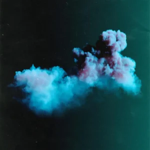 Abstraktes Albumcover von „Soft Landing“ mit einer schwebenden rosa-blauen Rauchwolke vor dunklem Hintergrund – minimalistisch und atmosphärisch.