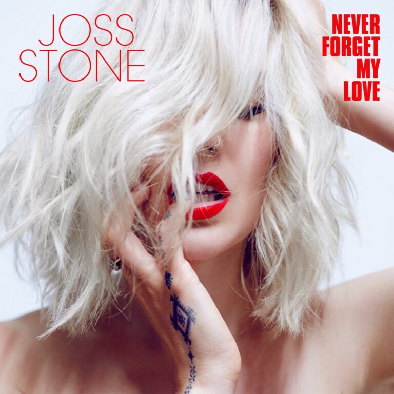 Porträt von Joss Stone mit platinblonden Haaren im Gesicht, rotem Lippenstift und verzierten Händen – Cover ihres Albums „Never Forget My Love“