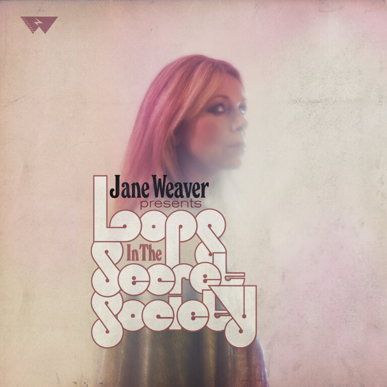 Frau mit langen Haaren vor pastellfarbenem Hintergrund, Schriftzug Loops In The Secret Society.