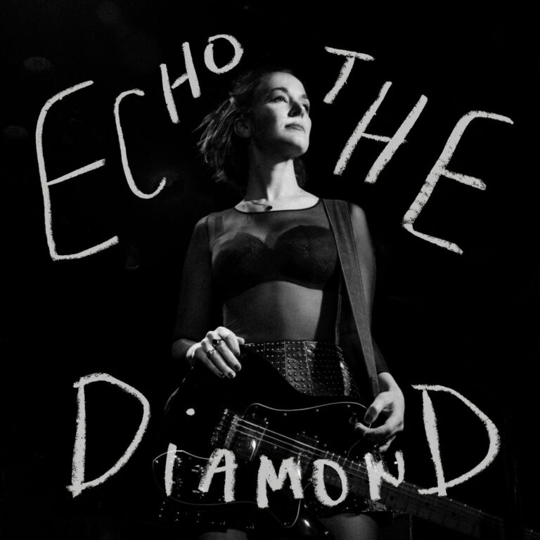 Schwarz-weißes Albumcover: Margaret Glaspy mit E-Gitarre und durchscheinendem Oberteil blickt selbstbewusst zur Seite; handgeschriebener Titel „Echo the Diamond“ umrahmt sie auf dramatischem Schwarz.