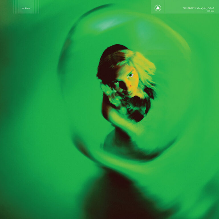 Cover von Spelllings Album SPELLLING & the Mystery School: Verschwommene Frau mit blondem Haar in grüner Farbwelt, geheimnisvoll und verzerrt dargestellt.