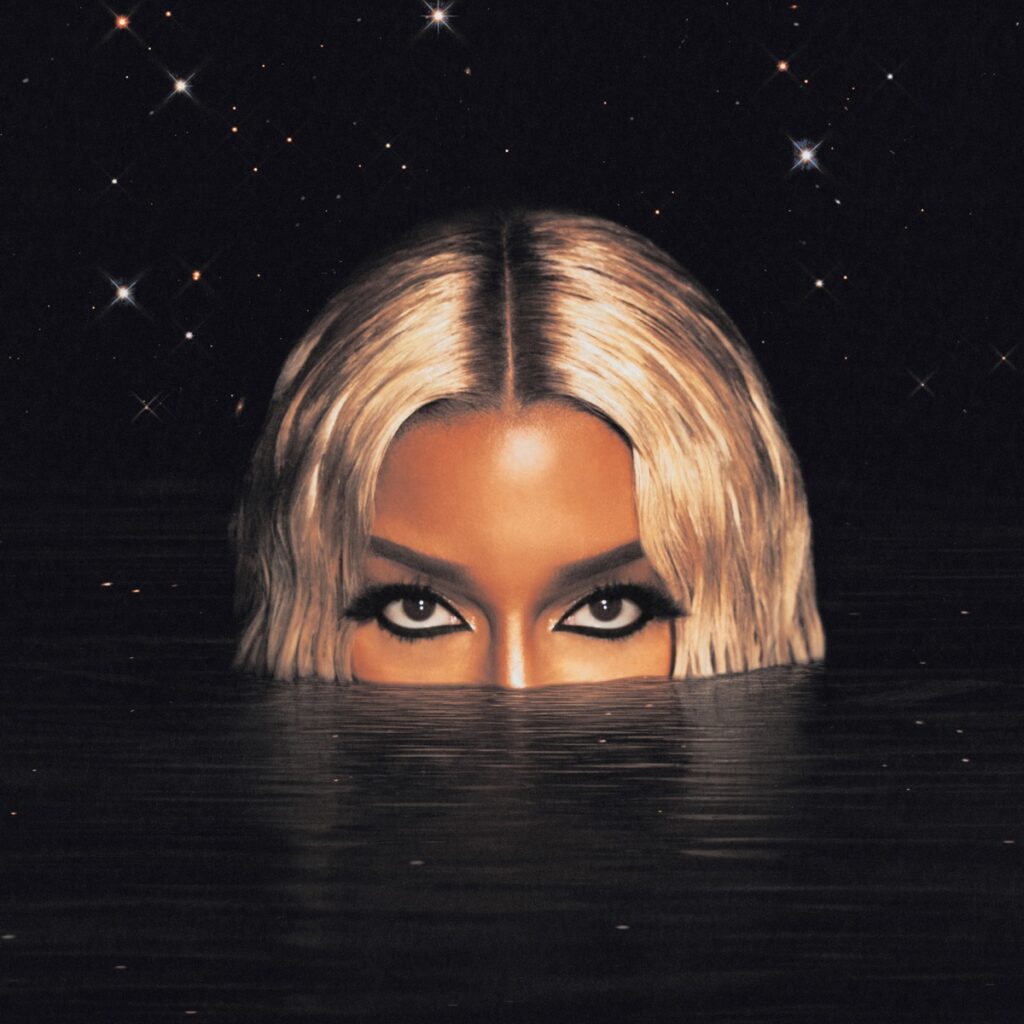 Victoria Monét mit blondem Haar und intensivem Blick taucht bis zu den Augen in dunkles Wasser, über ihr funkeln Sterne – ein geheimnisvolles, glamouröses Artwork mit Retro-Soul-Aura.