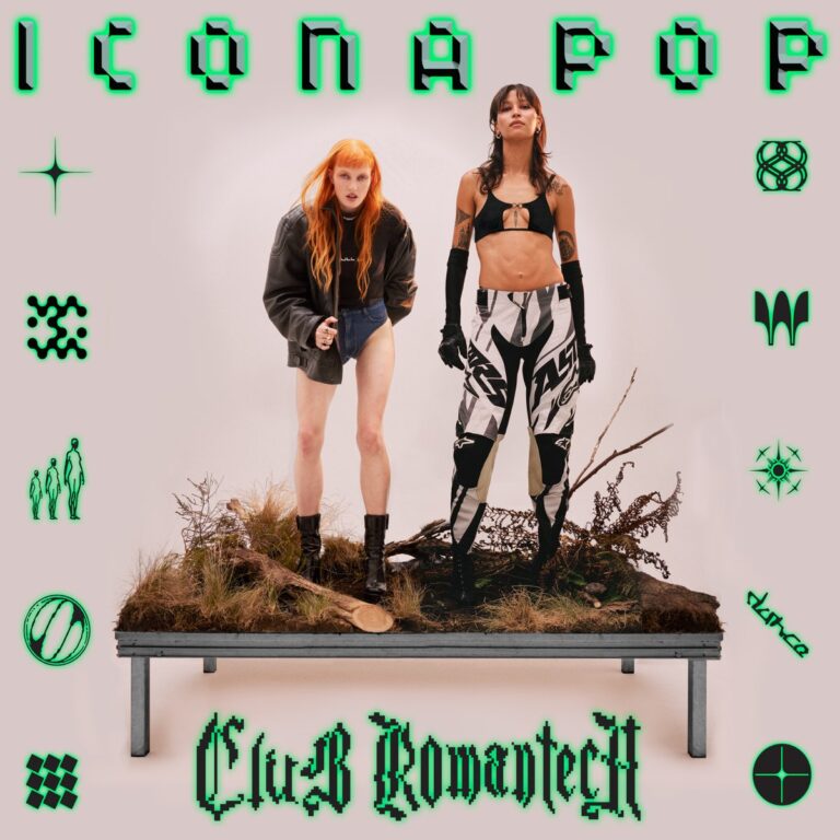 Albumcover von Icona Pop – Club Romantech: Zwei Frauen auf einem Podest mit Naturkulisse, futuristischem Schriftzug und technoiden Symbolen.