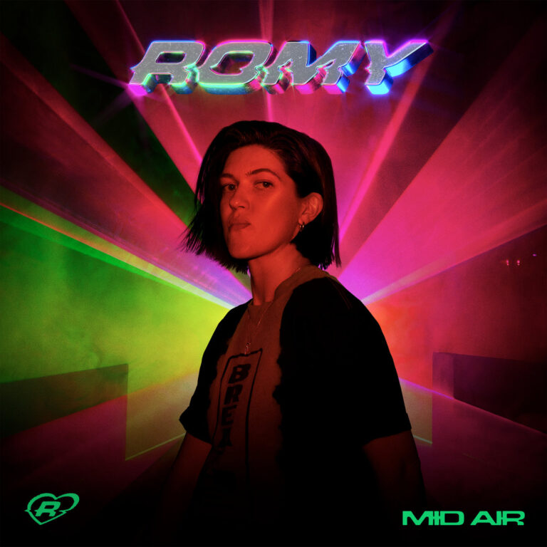 Albumcover von „Mid Air“: Romy vor neonfarbenem Laserhintergrund, in dunkler Kleidung, mit selbstbewusstem Blick und leuchtendem Schriftzug über ihr.