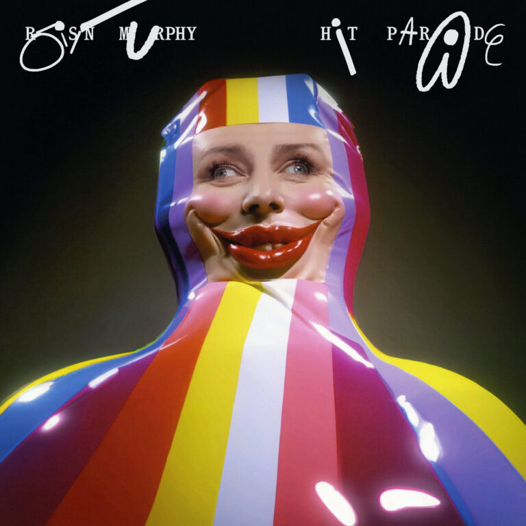 Albumcover von Róisín Murphy – Hit Parade: Die Künstlerin in einem bunten Latexanzug mit surrealem Clownsgesicht, zwischen Kitsch und Kunst.