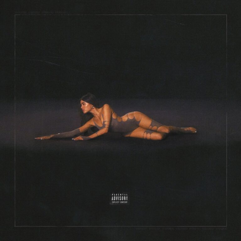 Madison Beer liegt ausgestreckt in einem hautengen, gemusterten Body auf schwarzem Hintergrund; das Cover wirkt dunkel, ästhetisch minimalistisch und verletzlich.