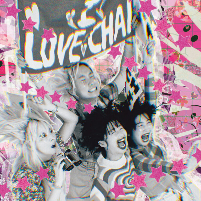 Das Albumcover von CHAI zeigt vier jubelnde Bandmitglieder mit einem „LOVE CHAI“-Banner, umgeben von pinken Sternen, Pop-Art-Ästhetik und Party-Energie