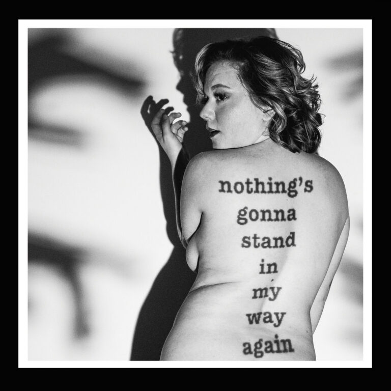 Lydia Loveless nackt mit dem Albumtitel „nothing’s gonna stand in my way again“ groß auf den Rücken geschrieben – stark, verletzlich, entschlossen
