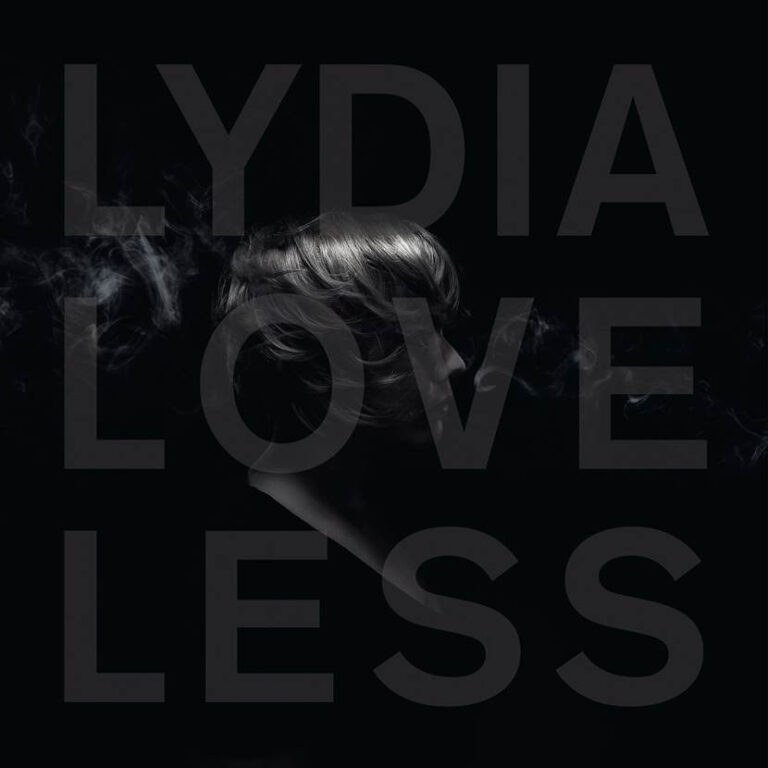 Schwarz-weißes Cover mit Lydia Loveless Namen und seitlichem Profil im Rauch.