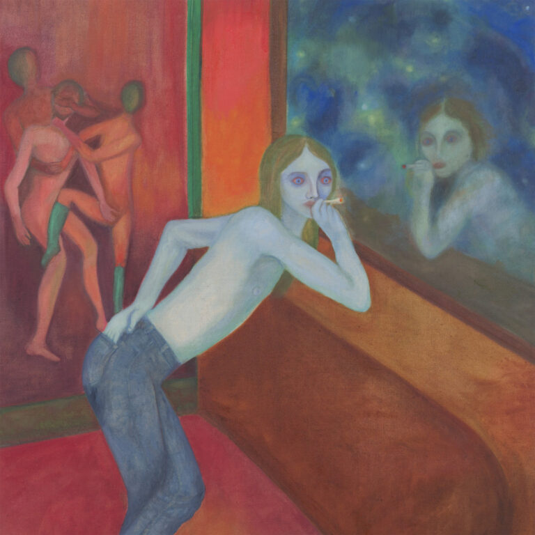 Androgyne Gestalt raucht vor einem Spiegel in einem farbenfrohen Raum.