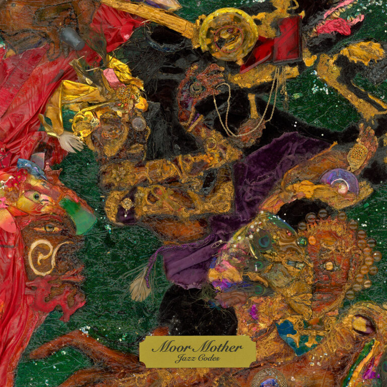 Texturreiches, collageartiges Cover des Albums „Jazz Codes“ von Moor Mother, das mit üppigem Stoff, Goldfäden, Glasperlen und abstrahierten Gesichtern ein afro-futuristisches Mosaik zwischen Erinnerung, Widerstand und Mythos bildet.