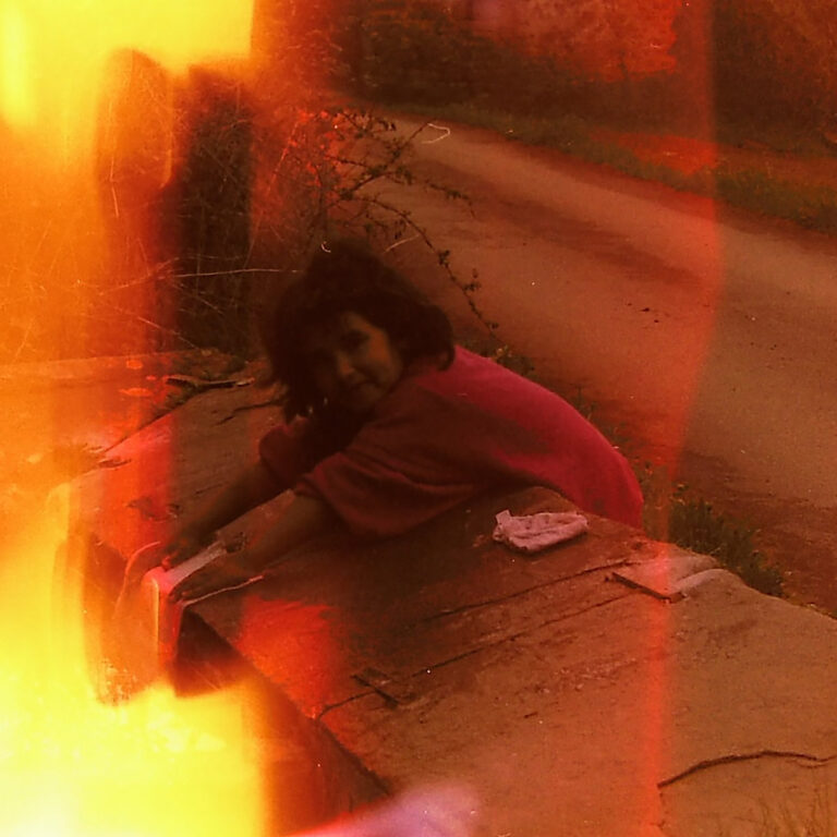 Verfremdetes Kinderfoto auf dem Albumcover von Cleo Sol – Heaven, mit warmen Lichtlecks und nostalgischer Stimmung.