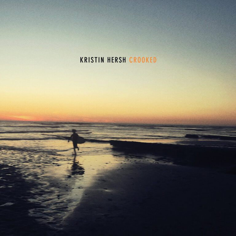 Silhouette einer Person, die am Strand entlangläuft, während die Sonne untergeht und den Himmel in sanften Farben erleuchtet.